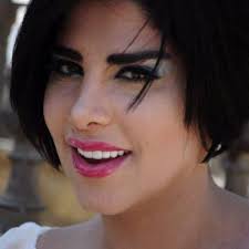 إن عمر شمس الكويتية 41 عامًا فهي من مواليد تاريخ 28 أبريل 1980، حيث ولدت في محافظة حفر الباطن شرقي المملكة العربية السعودية لأب سعودي وأم كويتية وقد توفي والدها وهي بعمر السنتين، وتزوجت والدتها بعد ذلك. Ø´Ù…Ø³ Ø§Ù„ÙƒÙˆÙŠØªÙŠØ© Ø§ØºØ§Ù†ÙŠÙ†Ø§