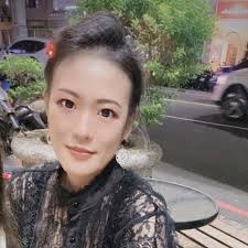 榮登我心目中2025 No.1的AI工具就是我介紹過很多次的NotebookLM 11月更新之後更是猛到起飛🛫  連PPT、圖表都可以做到直接能拿來用！ 這個月我在國高中講課的時候