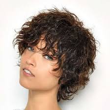 Dal pixie cut al long bob, ecco i migliori tagli per capelli ricci da provare per un (hair) look di tendenza e super cool. Tagli Capelli Ricci 2022 Corti Medi Estate O Inverno