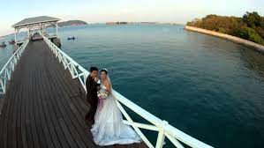 Bogor menyimpan banyak spot prewedding yang bagus, mungkin karena dibogor masih banyak lahan hijau tidak seperti di jakarta pada umumnya. 16 Foto Prewedding Unik Nan Romantis Yang Diambil Dengan Drone Yakin Nggak Kepingin