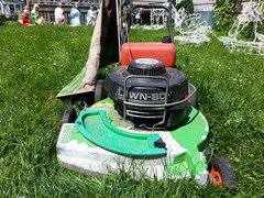 Allowing mowing at variable speeds. Lawn Boy 6461