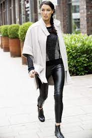 Diese Edle Fusion Aus Mantel Und Cape Ist Ein Vielseitiges Herbstbasic Rebecca Mir Stylt Ihn Am Liebsten Cool Mit Winter Mode Outfits Lederhosen Outfit Outfit