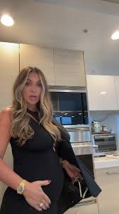 Stylish Pregnancy Dinner Outfit Ideas