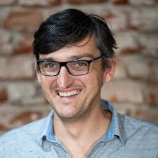 Kamil Vacek: Prodal 20 miliónů mobilů, hlásá digi detox a věří chytrým  brýlím.