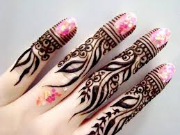 Anda bahkan bisa memilih penempatan yang lebih tersembunyi, seperti di belakang telinga, di jari, atau di belakang sendi pergelangan kaki. Pin Oleh Paloma Farina Di Henna Mehndi 33 Desain Tato Henna Mehndi Designs Desain Henna