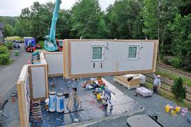 Die sanierung eines bestandsgebäudes umfasst zumeist eine mehrzahl einzelner baumaßnahmen. Hausaufbau Fertighaus Montage Aus Vorgefertigten Teilen