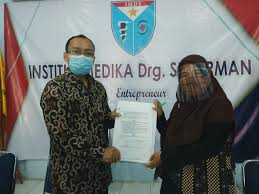 Kegiatan mewarnai santri tk bina ummah karawang. Arsip Institut Medika Drg Suherman
