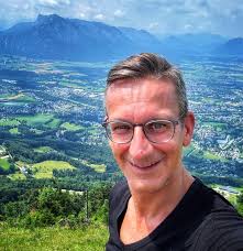 Das Sparbuch, hinter dem mein Sohn hier steckt, ist über 40 Jahre alt.  Darauf haben meine Eltern einst für mich gespart. Damals gab es ja noch  Zinsen. Heute gibt es dafür Junior-Depots,