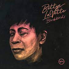 Miriam black is a hitchhiker who struggles with a unique ability to see how and when you die when she touches you. Blackbirds Bettye Lavette Amazon De Musik