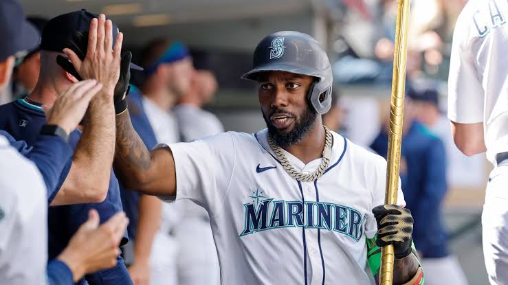 Josh Naylor exits with shoulder soreness in Mariners' walk-off win