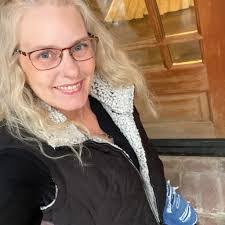 Carrie Bach's Instagram, Twitter & Facebook