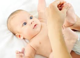 Die babymassage kann bereits in den ersten lebenswochen des babys durchgeführt werden. Babymassage