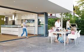 Faltwand Aus Glas Fur Grossflachige Offnungen Faltturen Und Faltanlagen Aluminium Und Holz Planung Bilder Und Falttur Glas Faltwand Terassentur Schiebetur