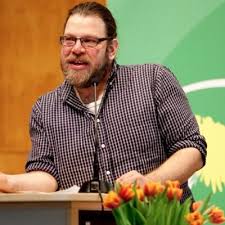 Märta stenevi tycker att även de som har ett utvisningsbeslut inom gruppen som omfattas av gymnasielagen ska kunna prövas enligt skyddsgrunden foto: Mats Berglund On Twitter Marta Stenevi Mp Vi Behover Ha Tva Tankar I Huvudet Vi Maste Jobba Bade Med Det Forebyggande Och Det Straffrattsliga Inga Kvinnor Ska Behova Raka Illa Ut I