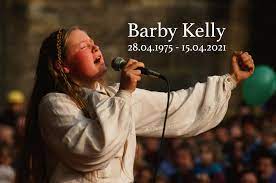 „unsere geliebte schwester barby ist nach kurzer krankheit vor wenigen tagen von uns gegangen. Nach Barby Kellys Tod Ruhrend Nehmen Ihre Geschwister Abschied Bildderfrau De