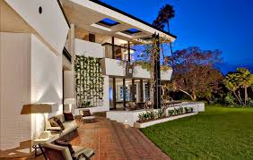 The talk show host has a reputation as a hollywood house flipper. Ellen Degeneres Brody House Residence 360 S Mapleton Dr Los Angeles Ca Usa The Pinnacle List