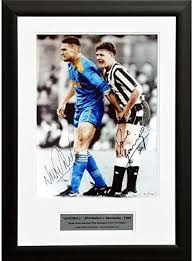 Provocazioni, interventi duri e scorrettezze a non finire in mezzo al campo. Handball Paul Gascoigne Vinnie Jones Dual Signed Framed Photo Marlow Memorabilia