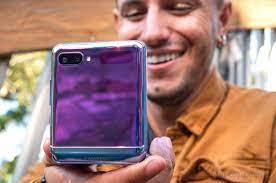 On february 11th, samsung is rumoured to finally officially show the world the galaxy z flip, the south korean company's attempt to compete against the motorola razr. Samsung Galaxy Z Flip Review Gsmarena Com Tests