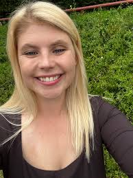 VIBORG VINDER OG SOLEN SKINNER 💚🤍 På vej på stadion for at se VFF tæve  københavnerne. Men først gik turen til Løgstrup for at banke på hos  borgerne i Løgstrup sammen med