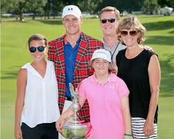 Jordan alexander spieth is a former world number one at the official world golf ranking along with golfer jordan spieth won the u.s. Jordan Spieth Girlfriend Golfer Shares A Kiss With Annie Verret After Recent Tournament Photos Video Jordan Spieth Jordan Spieth Girlfriend Kids Golf