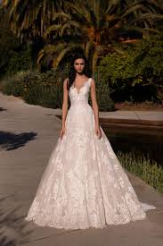 Brautkleid hochzeitskleid june elise hameau paris boho vintage laure de sagazan. Blutenkleider Perfekt Fur Eine Elegante Gartenhochzeit Brautkleider Fashion Gesponsert Hochzeitstrends Farben