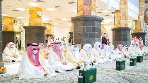 يأتي ميعاد صلاة العيد عقب بروز الشمس في السماء بقدر رمح، أي حينما تذهب حمرتها، ويقدر ذلك بالوقت الزمني إثر مرور ساعتين من انتشارها في السماء وظهور حرارتها، ونجد موعد صلاة عيد الأضحى في مصر الساعة 5:27 دقيقة ولا يمكن الصلاة عقب زوال الشمس. Ø¨Ø§Ù„ÙÙŠØ¯ÙŠÙˆ Ø±ØºÙ… Ø§Ù„Ù‚ØµÙ Ø§Ù„ØµØ§Ø±ÙˆØ®ÙŠ Ø±Ø¦ÙŠØ³ Ø£ÙØºØ§Ù†Ø³ØªØ§Ù† ÙŠÙƒÙ…Ù„ ØµÙ„Ø§Ø© Ø¹ÙŠØ¯ Ø§Ù„Ø£Ø¶Ø­Ù‰ Ø§Ù„Ù…Ø¯ÙŠÙ†Ø©