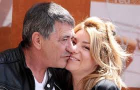 Le temps est impitoyable… il y a trente ans, en 1989, il venait de jouer son premier spectacle, pièces détachées, après avoir pas. Jean Marie Bigard Est A Nouveau Papa