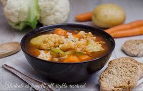 Vellutata di cavolfiore e patate. Zuppa Di Cavolfiore E Patate Ricetta Zuppa Gustosa Con Cavolfiore