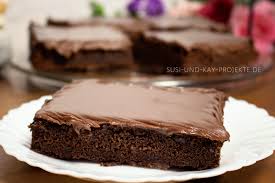 Kuvertüre richtig temperieren, eiweißspritzglasur zubereiten wir bringen licht ins dunkel mancher backrezepte und erklären dir die wichtigsten grundtechniken fürs verzieren von kuchen, torten. Saftiger Schokoladen Blechkuchen Mit Callebaut Kuverture Susi Und Kay Projekte