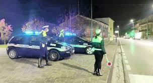 Check spelling or type a new query. Ignora L Alt Della Polizia 40enne Inseguita Per Un Ora Patente Scaduta Auto Fuori Regola Sfilza Di Sanzioni Non Potra Piu Guidare