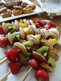 Spiesjes Met Poffertjes En Fruit Eten En Drinken Eten Traktaties