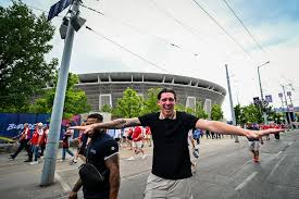 Gyűlnek a szurkolók a Puskás Arénában a BL-döntőre, megvannak az Arsenal és a PSG kezdőcsapatai