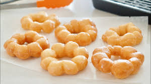 Both have a slightly chewy textures, but the pon de fellow serious eater emily koh told me that no one can figure out exactly what the recipe/ingredients are, but people have determined that the chewy component might be. Mochi Donuts 5 Ingredient Pon De Ring Recipe Ochikeron Create Eat Happy Youtube
