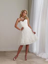 Wedding Dresses For Short Girls Are The Wedding Gown That Is Designed For The Women Who Short Wedding Dress Short Lace Wedding Dress Short Wedding Dress Beach