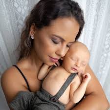 Meu filho nasceu com olhos azuis , muito azuis. Ficou assim até uns 3 anos  e foi ficando verde escuro. Eu e meu marido temos olhos castanhos. Quando  acontecia de alguém comentar