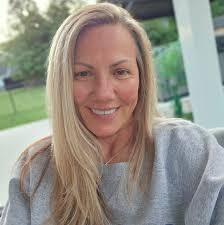 Despite previously implying that Ozempic and Wegovy are the "easy way out,"  #OprahWinfrey is now embracing weight loss medication as part of her own  health journey. Read more here: https://delish.visitlink.me/7x3Tk-