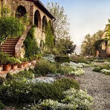 Vogue Voguemagazine Foto E Video Di Instagram Mediterranean Garden Design Tuscan Garden Tuscan Landscaping