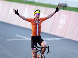 Richard carapaz claims men's road race title. Cyclist Celebrates Victory Unaware She Has Come In Second The Independent