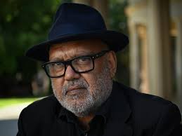 Gibson pulls strings to stay afloat