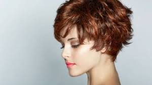 Una raccolta completa e aggiornata con i tagli capelli donna che seguono le novità della stagione in corso e anticipano le tendenze. I Migliori Tagli Per Capelli Mossi Per Donna Pg Magazine