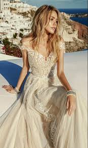 Avec une robe ou une camisole ajustée, les plis de la fleur sont apparents, ce qui n'est pas joli. 1001 Modeles De Robe De Mariee Couleur Champagne