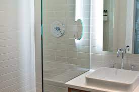 Pintar el baño en colores muy contrastantes lo hace más pequeño, así que elija una pintura que no sea muy diferente del revestimiento de azulejos. Como Decorar Un Bano Pequeno