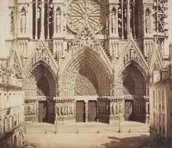 This ca­the­dral at reims, france, re­pres­ents the peak of the high got­hic ar­chi­tec­tu­ral style. Fotographie Der Gothischen Fassade Eingangsbereich Der Kathedrale In Reims Frankreich Von Bisson Freres Wallpaper Tapete Kathedrale Fassade Kunst Tapete