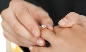 Sebetulnya cincin tunang untuk lelaki tidak wajib tetapi sekiranya ada permintaan dari pihak lelaki atau persetujuan dari kedua dua belah pihak tak salah jika cincin tunang lelaki disediakan. Menjadi Tunang Orang Tanpa Sedar Ifathi