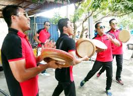 Saya anak ketiga daripada 6 adik beradik. Formasi Kompang Lima Beradik Jadi Rebutan