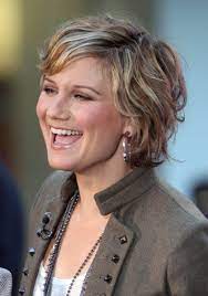 20 Simple Curly Hairstyles For Women Over 40 Curly Hair Styles Easy Short Wavy Hair Short Layered Haircuts