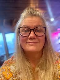 Let me introduce myself. I'm Jane, 58, British, early retired and love to  spend my time gardening, cooking, reading and quilting. I don't like  crowds, shopping or dust. Nice to meet you.