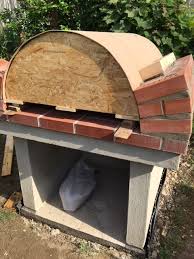 Im vordergrund steht dabei, dass der ofen so gut wie nichts kosten soll und wir deshalb materialien verwenden, die bereits vorhanden sind. Pizzaofen Mit Schamottsteinen Fur Den Garten Selber Bauen