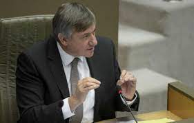 Tijdens het debat dat daarop volgde zonder oppositie, speelde hij het spelletje toy blast op zijn smartphone. Jan Jambon Is Razend Op Pvda Er Zoiets Gade Gij Niet Bepalen He Redactie24