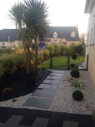 Entree Maison Paysagee Moderne Ardoises Et Gravier Paysage Avec Maison Amenagement Jardin Devant Maison Amenagement Paysager Devant Maison